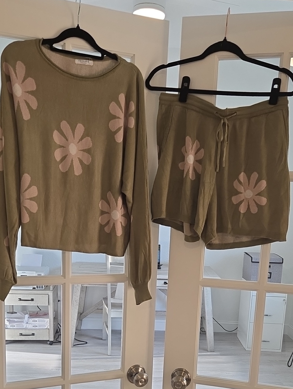 NWT Ekouaer Olive Knit Top with Pink Daisy